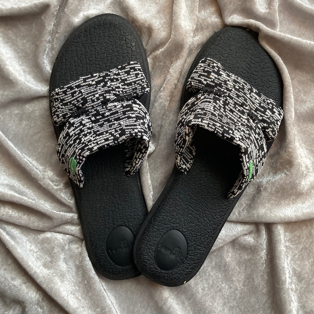 Sanuk slides size 8